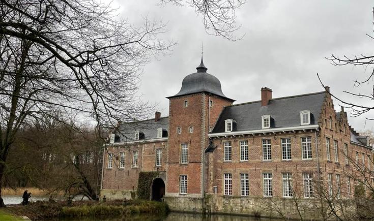 Eeuwenoud dak van waterkasteel Nieuwermolen hersteld