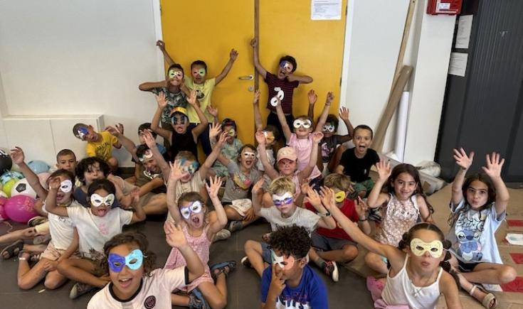 Leeuwse kinderen spelen en leren de zomer door