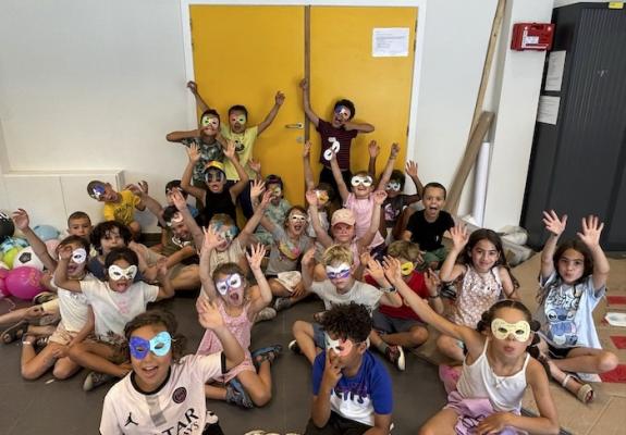 Leeuwse kinderen spelen en leren de zomer door